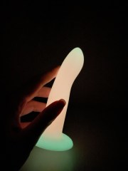 Нереалистичный светящийся в темноте фаллоимитатор Rave Light Keeper